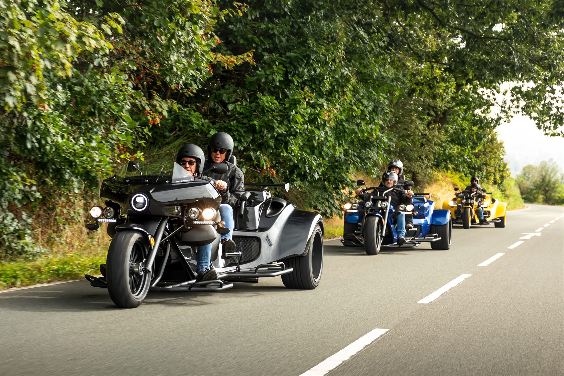 Drei rewaco Trikes auf einer Landstraße